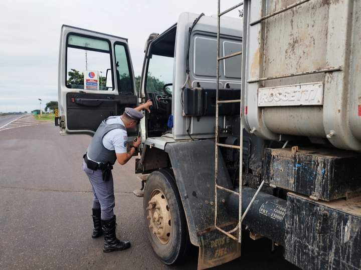 Foto 2 de 2 — Polícia Rodoviária recupera caminhão roubado em rodovia da região
